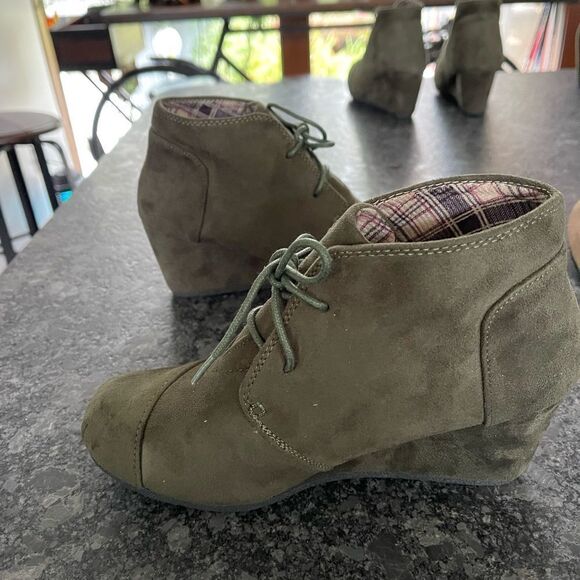 Forever Suede Ankle Booties Khaki wedge heel, tie closure, plaid lining BNWOB - Picture 6 of 8